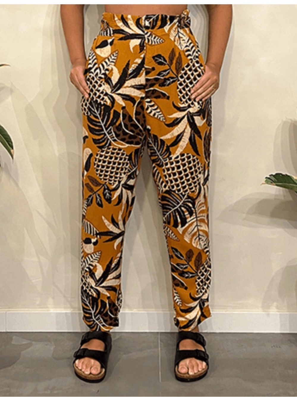 Farm Rio pants featuring a distinct "borda fruta" pineapple and botanical print